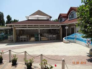 コンスタンツァにあるPensiunea Casa Harghitaの家の前に滑り台があるパビリオン