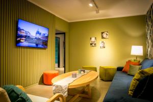 uma sala de estar com uma mesa e uma televisão na parede em Casa Rafaela Mendoza parque y ciudad em Mendoza