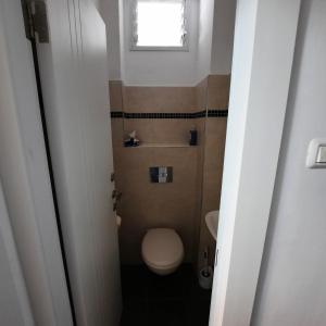 ein kleines Bad mit einem WC und einem Fenster in der Unterkunft yael house in Aschkelon