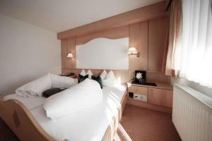 A bed or beds in a room at Garni Rustica