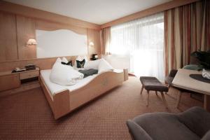 1 dormitorio con 1 cama blanca grande en una habitación en Garni Rustica en Sölden