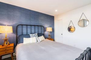 Casa Nova - Central San Diego FREE parking في سان دييغو: غرفة نوم مع سرير بحائط ذات لهجة زرقاء