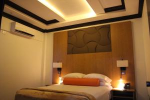 Letto o letti in una camera di Sago Palm Hotel