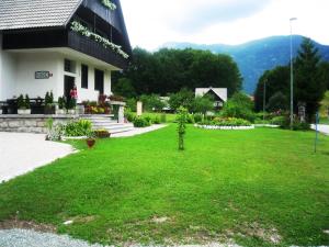 Taman di luar Sobe Ćuskić