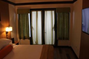 Letto o letti in una camera di Sago Palm Hotel