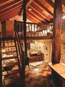 d'une salle à manger avec une table et un plafond en bois. dans l'établissement Dríade, à Villar de las Traviesas