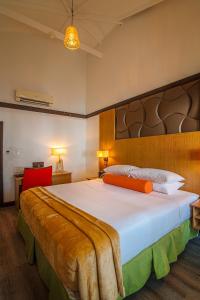 una camera da letto con un letto grande in una stanza di Sago Palm Hotel a Ocho Rios