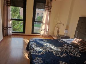 um quarto com uma cama e uma grande janela em Precioso Dúplex con terraza Vut 47-91 
