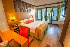 Letto o letti in una camera di Sago Palm Hotel