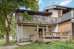 ein Haus mit einer Veranda und einem Balkon in der Unterkunft Blue View 9 Vintage Tyrolean Chalet 84152 in Blue Mountains