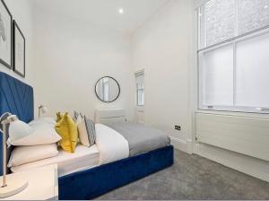 - une chambre avec un lit et une fenêtre dans l'établissement Mr Charing, à Londres