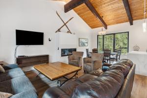 sala de estar con sofá y mesa en Blue View 9 Vintage Tyrolean Chalet 84152, en Blue Mountains