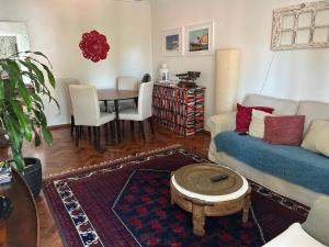 a living room with a couch and a table at Apartamento de charme in Cascais