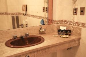 アスンシオンにあるNobile Suites Excelsior Asuncionの洗面台と鏡のあるバスルーム