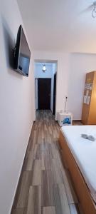 1 dormitorio con 1 cama y TV de pantalla plana en Hotel Blue Sky Resort en Eforie Nord