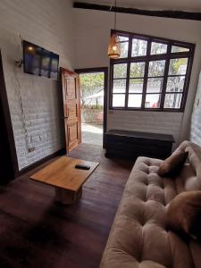 a living room with a couch and a coffee table at La Granja de Papá Alberto in Puembo