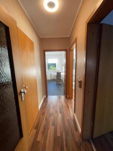 pusty korytarz z drzwiami i pokojem w obiekcie City Apartment Lux Bremen w Bremie