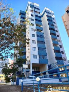 un grand bâtiment blanc avec des balcons bleus dans l'établissement CTC Torre B, Centro, à Caldas Novas