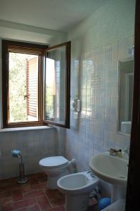 un bagno con un water e un lavandino di Agriturismo Pian dei Pini a Montiano