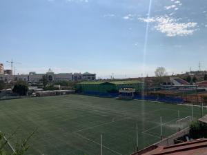 Pyunic Hotel في يريفان: ملعب تنس في مدينة بها ملعب كرة قدم