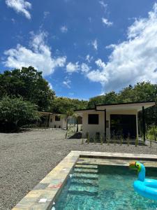 een zwembad met een speelgoedeend voor een huis bij MY - Cosy Lodges in Paraíso