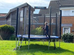 una niñita parada en un trampolín en Seaside-Amrum-12, en Norddorf