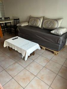 un soggiorno con divano nero e tavolo di T1 en duplex a La Riche