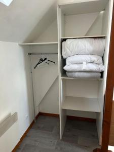 um armário branco com toalhas brancas num quarto em T1 en duplex em La Riche
