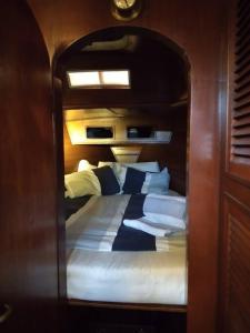 Postel nebo postele na pokoji v ubytování Noites romanticas a bordo de um veleiro de 10m