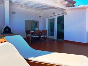CodaruinaにあるTITINO stupendo appartamento in villa fronte Mare - Golfo dell'Asinara - Internet Freeのリビングルーム(ソファ、テーブル付)