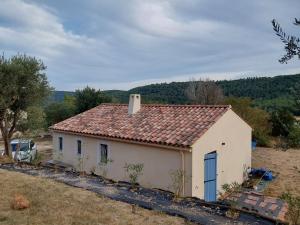 サレルヌにあるMaison Provençaleの赤屋根の小さな白い家