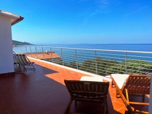 CodaruinaにあるTITINO stupendo appartamento in villa fronte Mare - Golfo dell'Asinara - Internet Freeの海の景色を望むバルコニー(椅子付)