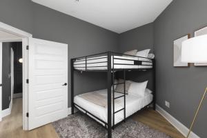 Un dormitorio con una litera en una habitación. en Condo Near Downtown Broadway & Stadium - Free Parking, en Nashville