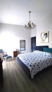 Schlafzimmer mit einem Bett und einem Kronleuchter in der Unterkunft ll Covo del Brigante in Melfi