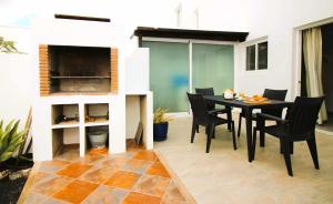 - une salle à manger avec une table et des chaises dans l'établissement Casa Tabaiba, à Tías