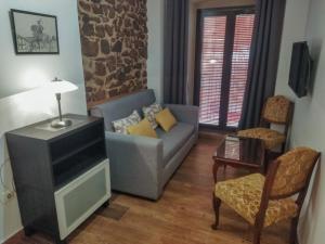 a living room with a couch and a tv at las llaves del arca in Trujillo