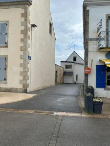 pusta ulica przed budynkiem w obiekcie La cale du bord de mer w mieście Concarneau