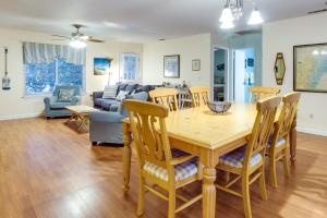 jadalnia i salon ze stołem i krzesłami w obiekcie Tybee Island Beach House with Deck and Game Room w mieście Tybee Island