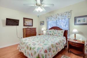 1 dormitorio con 1 cama y ventilador de techo en Tybee Island Beach House with Deck and Game Room, en Tybee Island