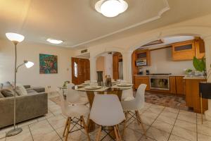 eine Küche und ein Wohnzimmer mit einem Tisch und Stühlen in der Unterkunft Casa Elefante hermosa y Centrica in Chihuahua