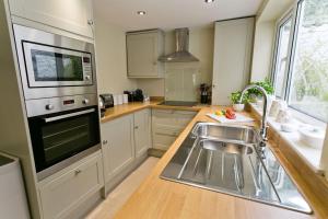 Η κουζίνα ή μικρή κουζίνα στο Glascoed