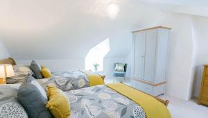 - une chambre avec deux lits et une armoire dans l'établissement Gower Cottage, à Beaumaris
