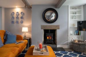 - un salon avec un canapé et une cheminée dans l'établissement Gwyndy, à Beaumaris