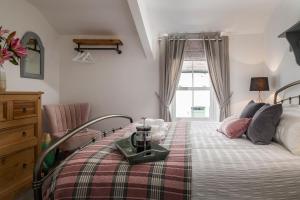 - une chambre avec un lit et une fenêtre dans l'établissement Gwyndy, à Beaumaris