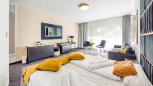 um quarto com uma cama grande e uma sala de estar em Resort Solny w Kołobrzegu Apartament A031 em Kolobrzeg