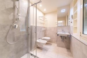 un bagno con doccia, WC e lavandino di Hotel Parco a Milano Marittima Altre 88 foto