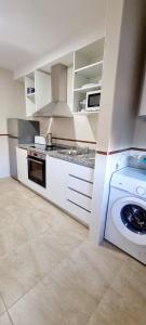 eine Küche mit Waschmaschine in der Unterkunft Piso 2 Dormitorios. WIFI in Pontevedra