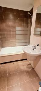 ein Badezimmer mit einem Waschbecken und einer Badewanne in der Unterkunft Piso 2 Dormitorios. WIFI in Pontevedra