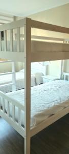 ein paar Etagenbetten in einem Zimmer in der Unterkunft Piso 2 Dormitorios. WIFI in Pontevedra