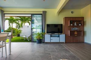 TV a/nebo společenská místnost v ubytování Sunset Villa Bora Bora